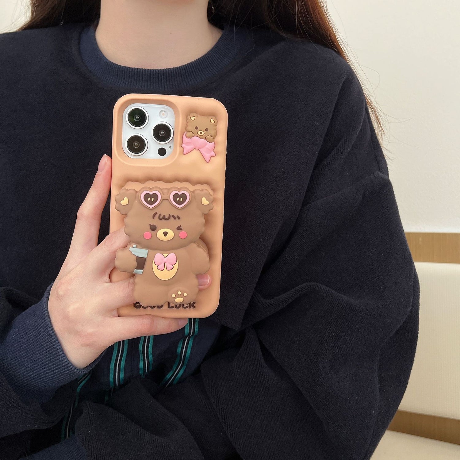 [3-8]Applicable Apple 16promax stand luck bear phone case iPhone16/15/14/13pro cartoon cute